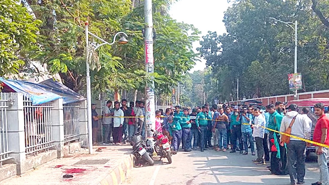 খুলনার আদালত চত্বরে বন্দুকধারীর হামলায় দু’জন গুলিবিদ্ধ